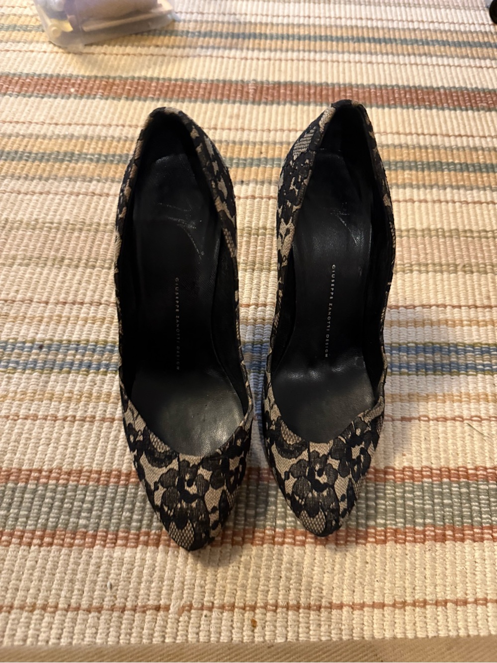 giuseppe zanotti lace round toe pumps